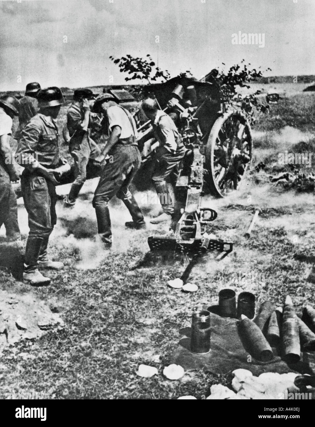 Deutsche Artillerie in Aktion an der Ostfront, 1941. Artist: Unbekannt Stockfoto