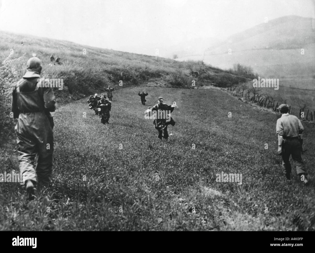 Deutsche Truppen zu überlassen 1. Soldaten der amerikanischen Armee, in der Nähe von Elsborn, Deutschland, April 1945. Artist: Unbekannt Stockfoto