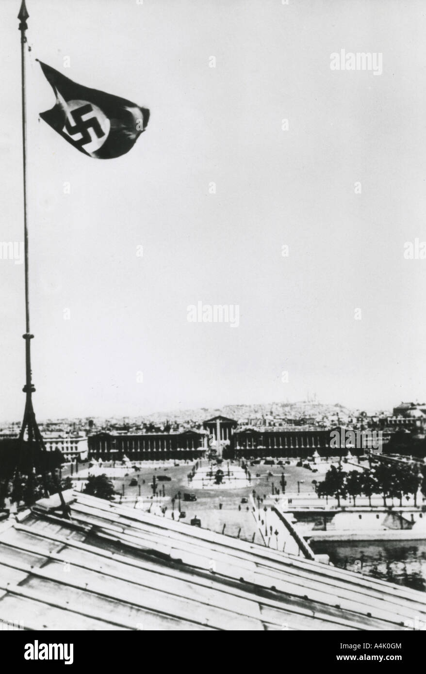 Ns-Hakenkreuz fliegen über den besetzten Stadt Paris, Juni 1940. Artist: Unbekannt Stockfoto