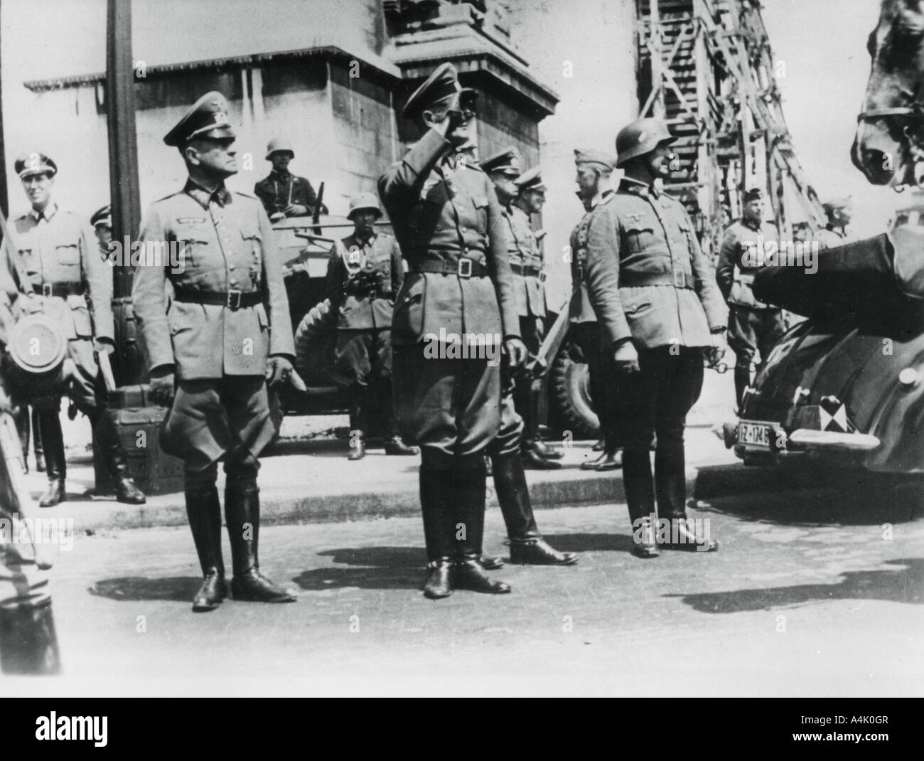 Von Bock salutierte Deutsche Truppen paradieren hinter dem Arc de Triomphe, Paris, 14. Juni 1940. Artist: Unbekannt Stockfoto