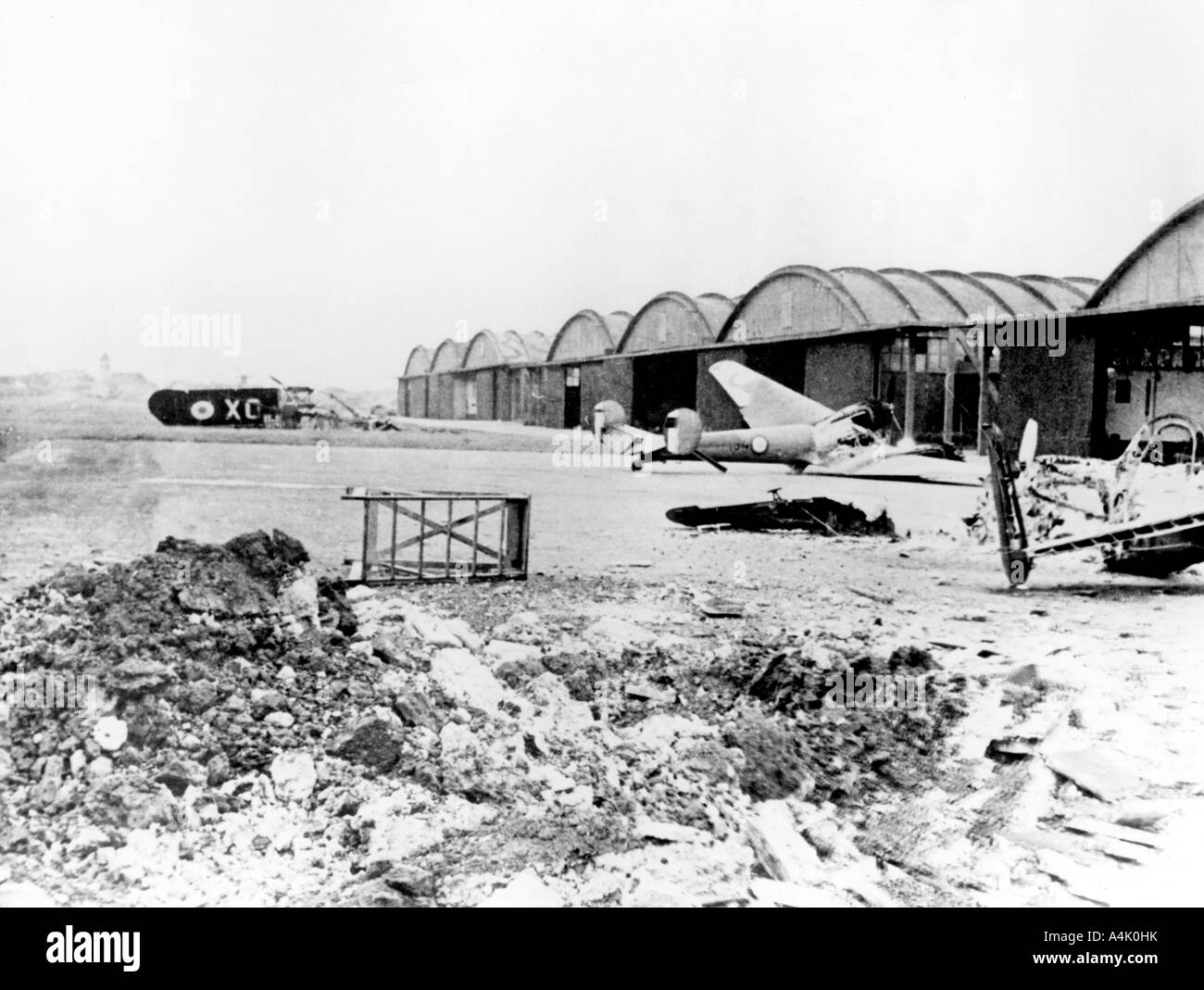 Zerstörte Flugzeuge in Le Bourget Airfield, Deutschen besetzten Paris, Juli 1940. Artist: Unbekannt Stockfoto