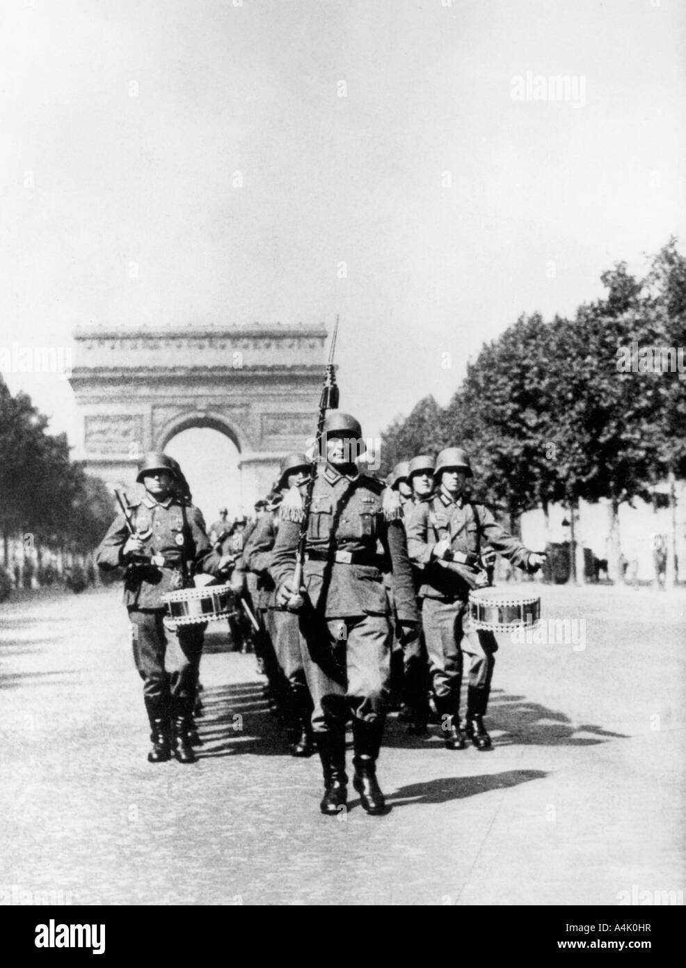 Deutsche militärische Parade entlang der Champs Elysees während der Besatzung, Paris, 1907-1909. Artist: Unbekannt Stockfoto