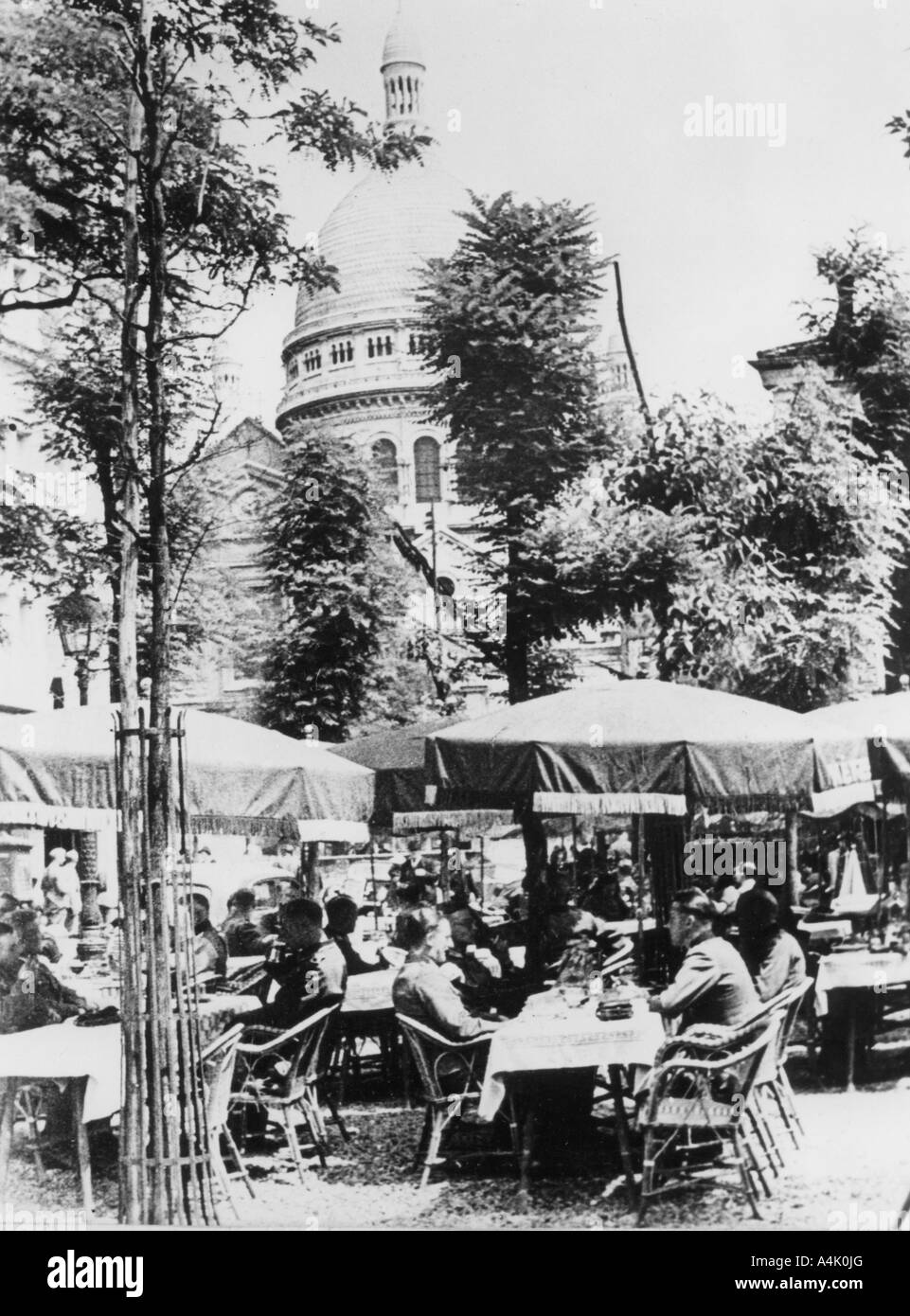 Deutsche Soldaten entspannende außerhalb ein Restaurant in Montmartre, Paris, Juni 1941. Artist: Unbekannt Stockfoto