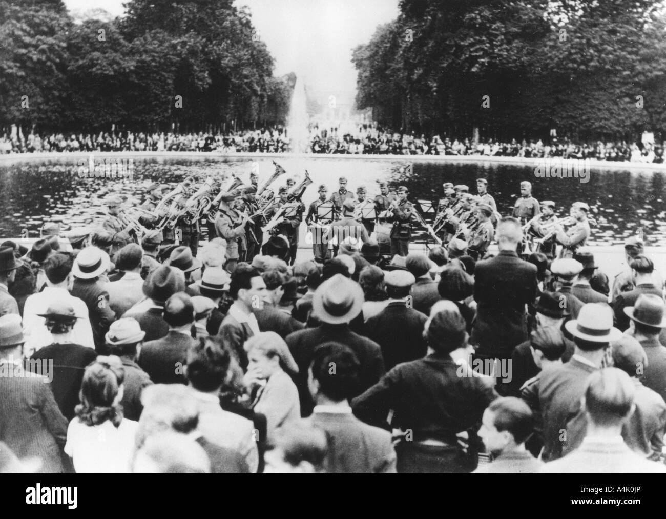 Deutsche militärische Konzert im Garten des Tuileries, Paris, 15. August 1940. Artist: Unbekannt Stockfoto