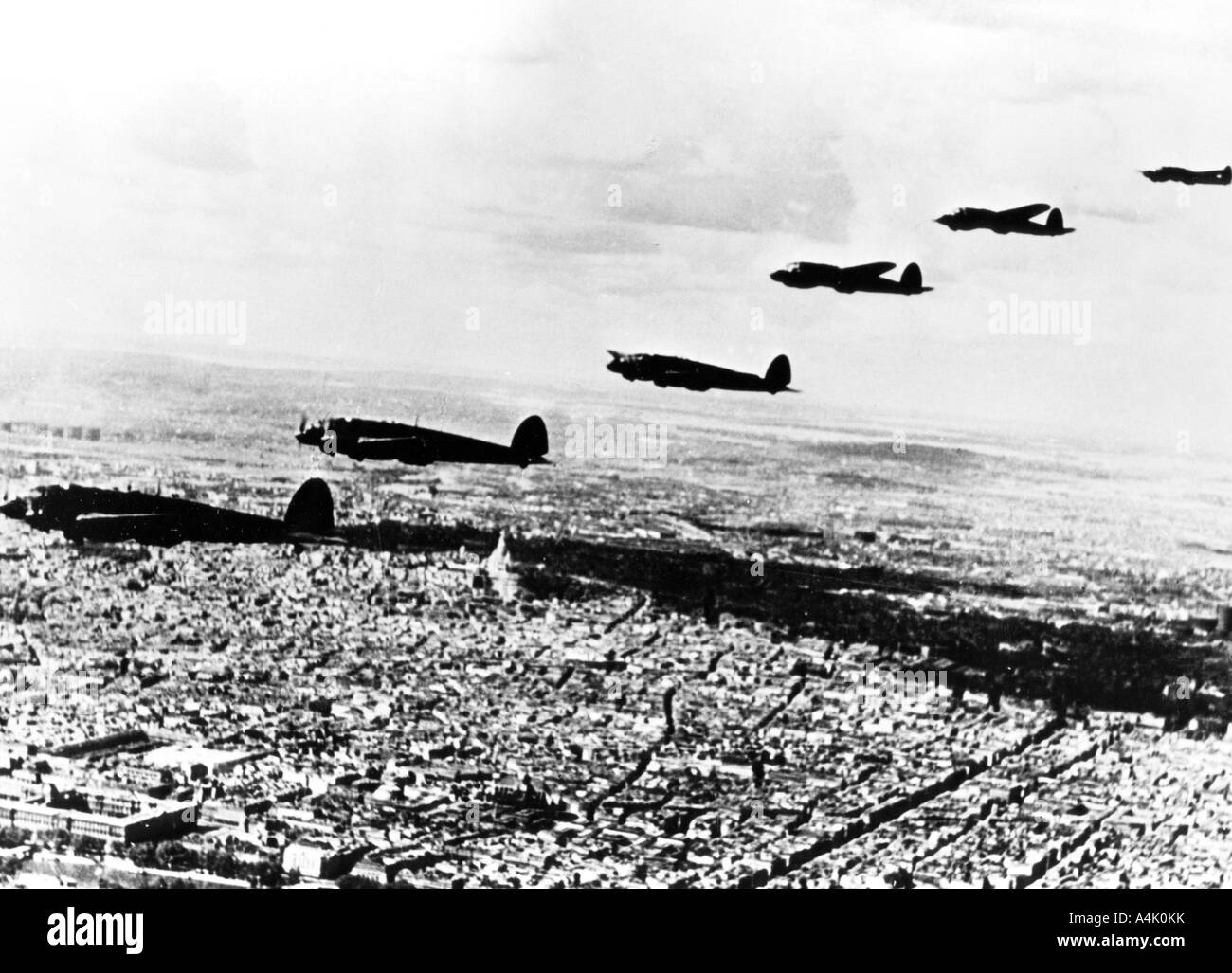 Geschwaders der deutschen Heinkel He 111 Bomber fliegen über besetzte Paris, Juli 1940. Artist: Unbekannt Stockfoto