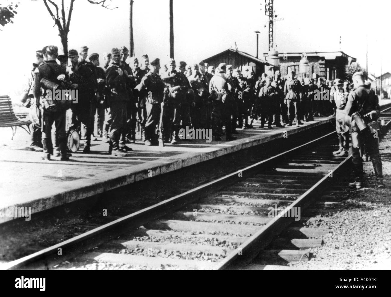 Deutsche Soldaten auf einem Bahnsteig warten auf Transport, Paris, August 1940. Artist: Unbekannt Stockfoto