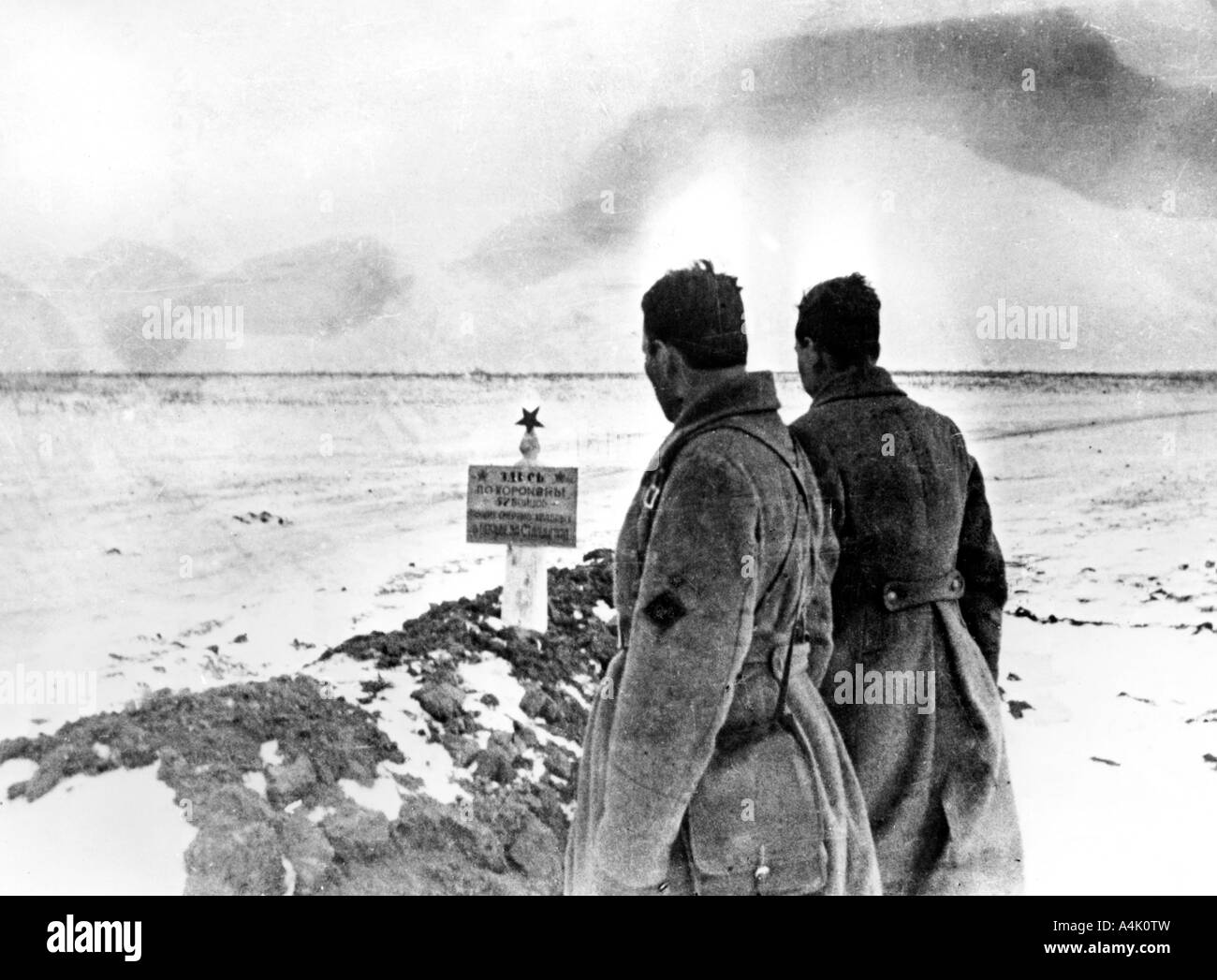 Massengrab von russischen Soldaten, Stalingrad vor, Russland, Januar 1943. Artist: Unbekannt Stockfoto