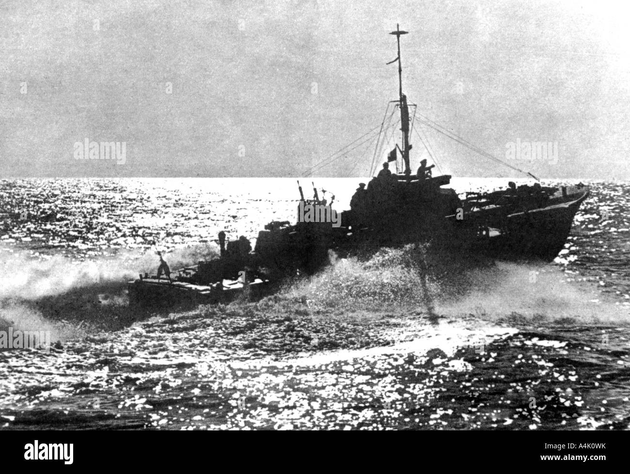 Allied motor Torpedo Boat auf Patrouille vor der französischen Küste, 1944. Artist: Unbekannt Stockfoto