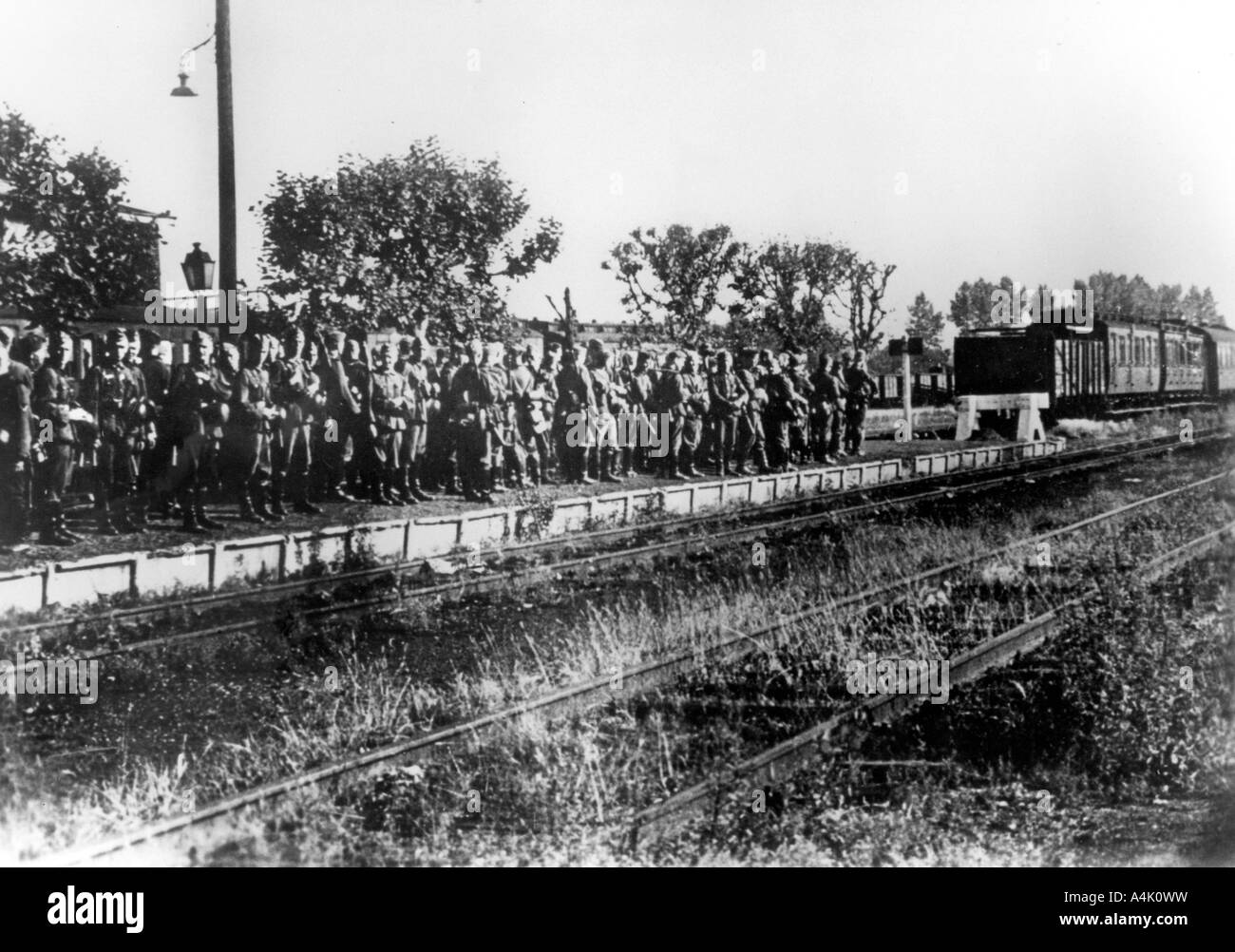 Deutsche Soldaten auf einem Bahnsteig warten auf Transport, Frankreich, August 1940. Artist: Unbekannt Stockfoto