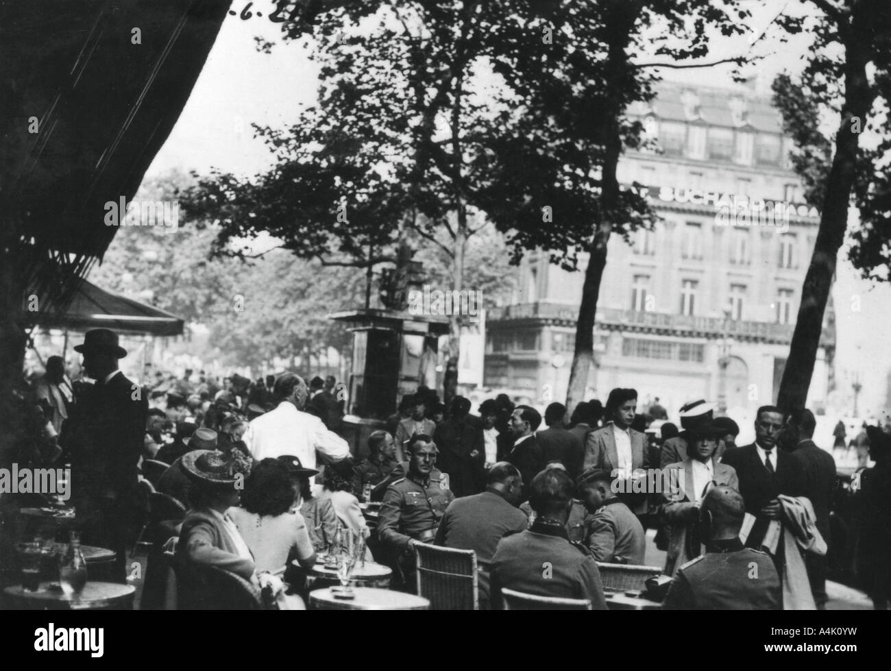 Deutsche Offiziere der Armee entspannende außerhalb des Cafe de la Paix, Paris, Juni 1940. Artist: Unbekannt Stockfoto