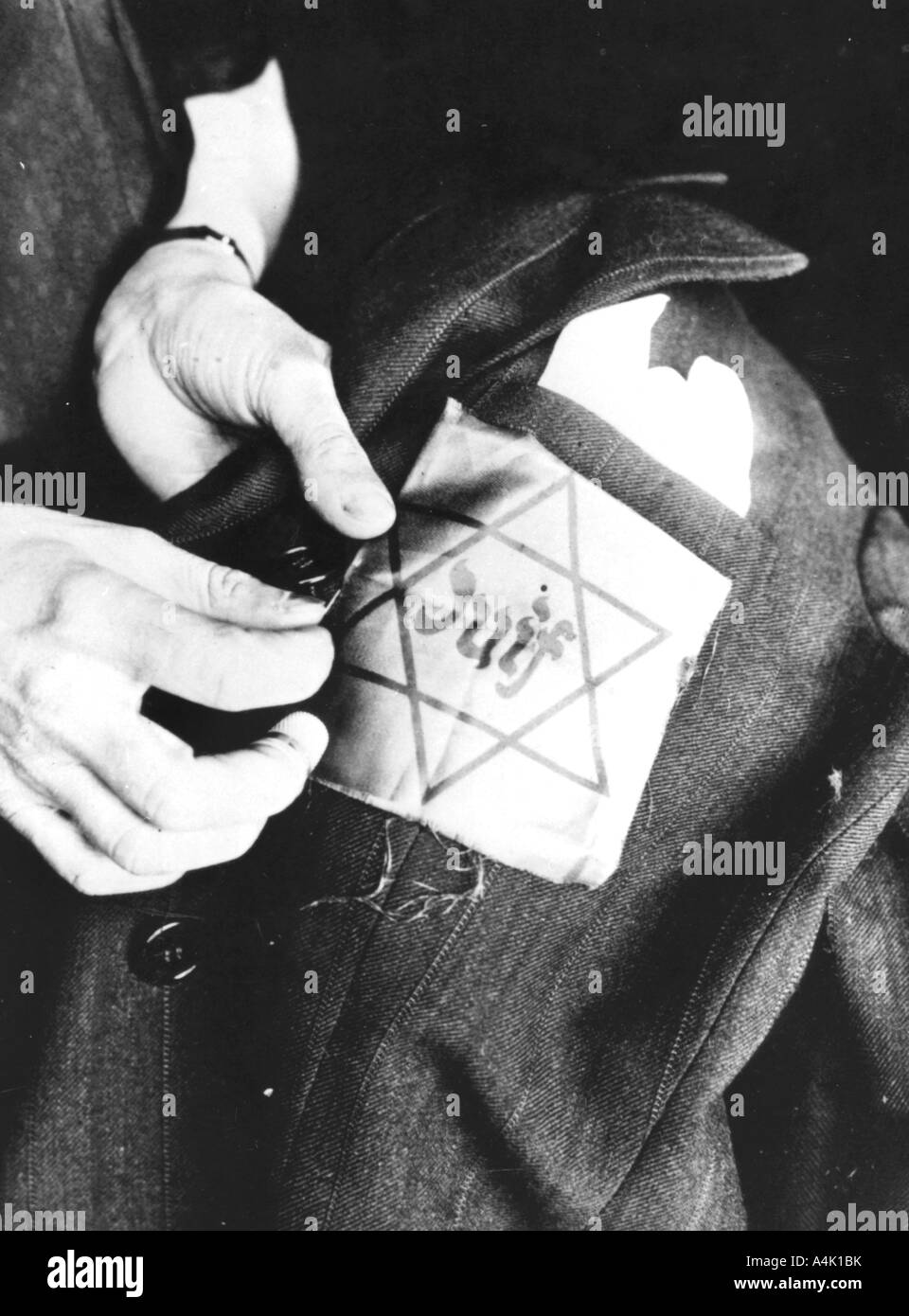 Nähen der gelbe Stern, ein Jude auf eine Jacke, Deutschen besetzten Paris, 1942. Artist: Unbekannt Stockfoto
