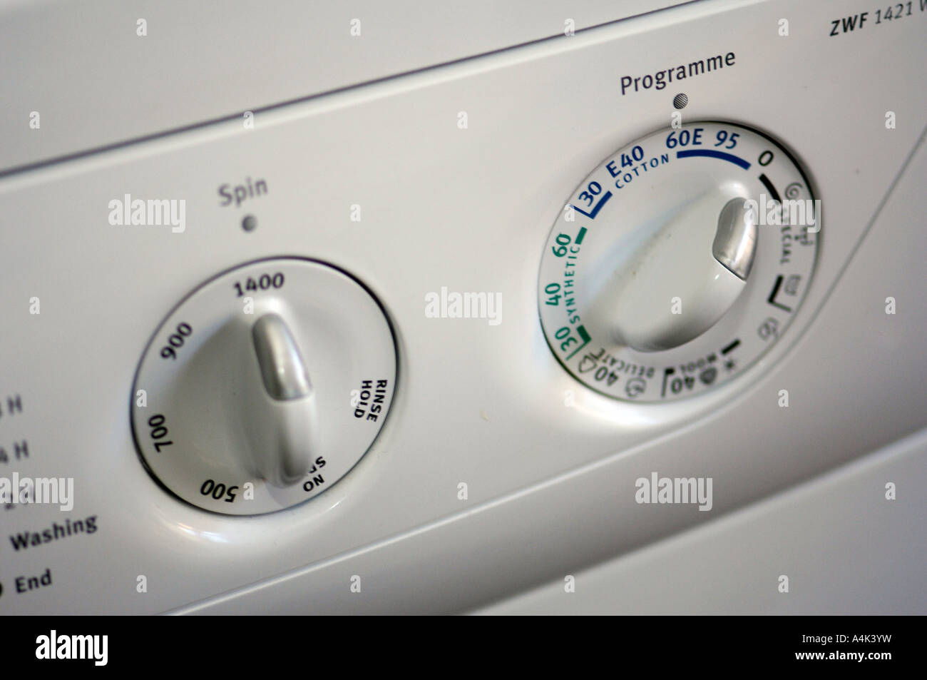 Kontrollen auf Waschmaschine Stockfoto