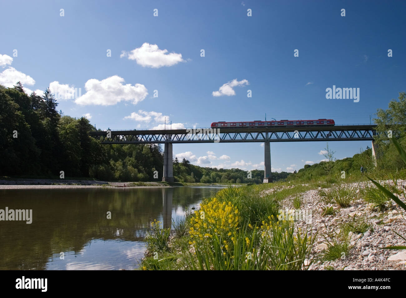 Grosshesseloherbruecke Brücke über die Isar in München Stockfoto