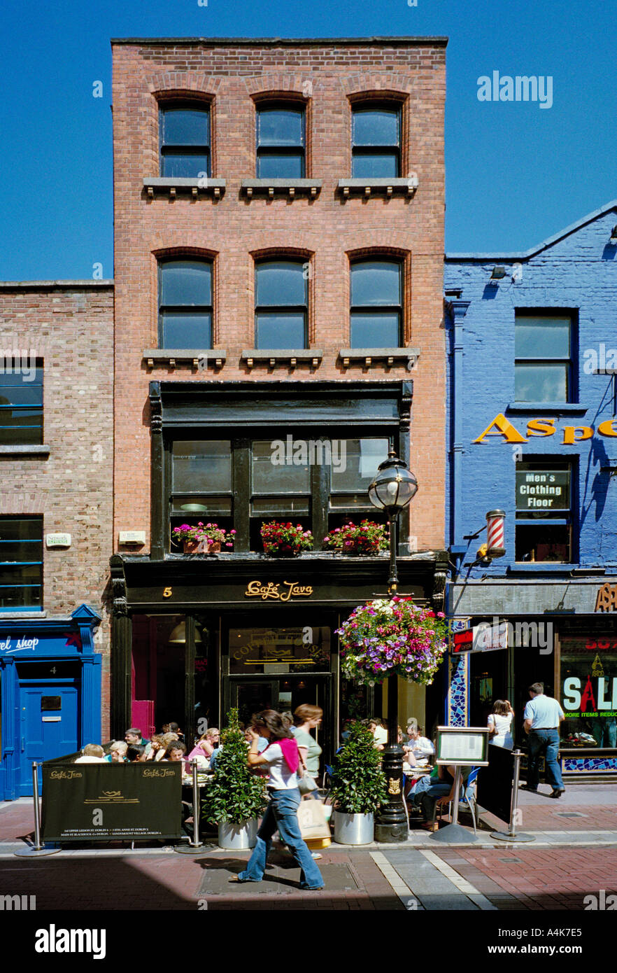 Ein seltsames kleines Gebäude an der Grafton Street ist ein kleines Restaurant mit Außengastronomie im Sommer Stockfoto