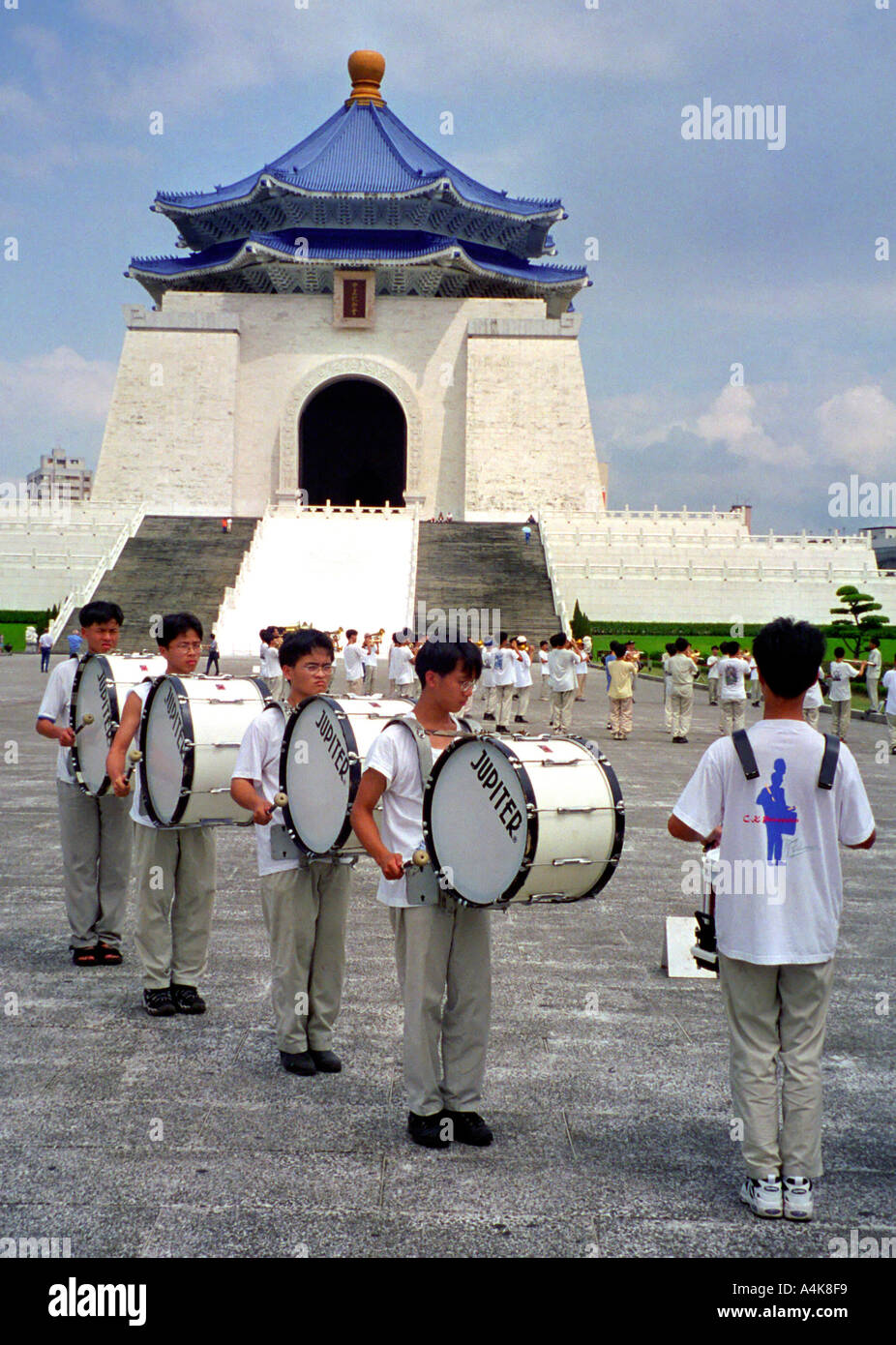Junge Trommler außerhalb Chiang Kai Shek Memorial Hall in der Nähe von Taipei Taiwan Stockfoto