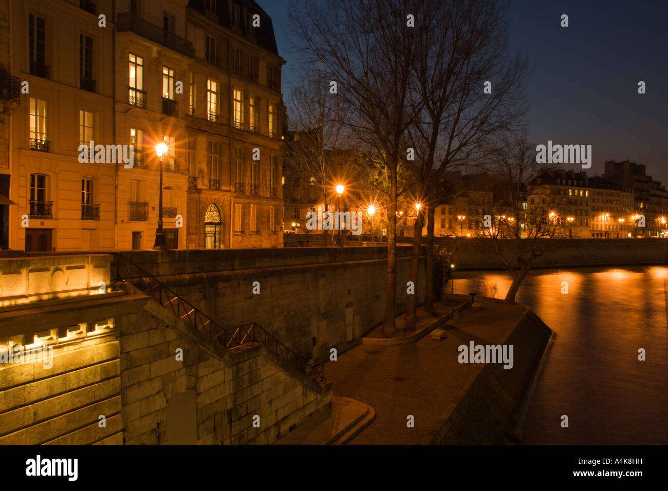 Le Quai de Bourbon in der Abenddämmerung in Saint-Louis Insel - Paris, Frankreich Stockfoto