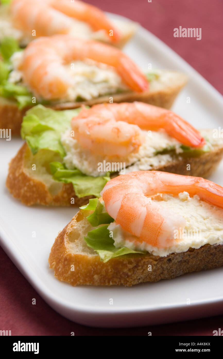 Detailansicht der Garnelen-Toast mit Salat und Knoblauch-Käse (flachen DOF) Stockfoto