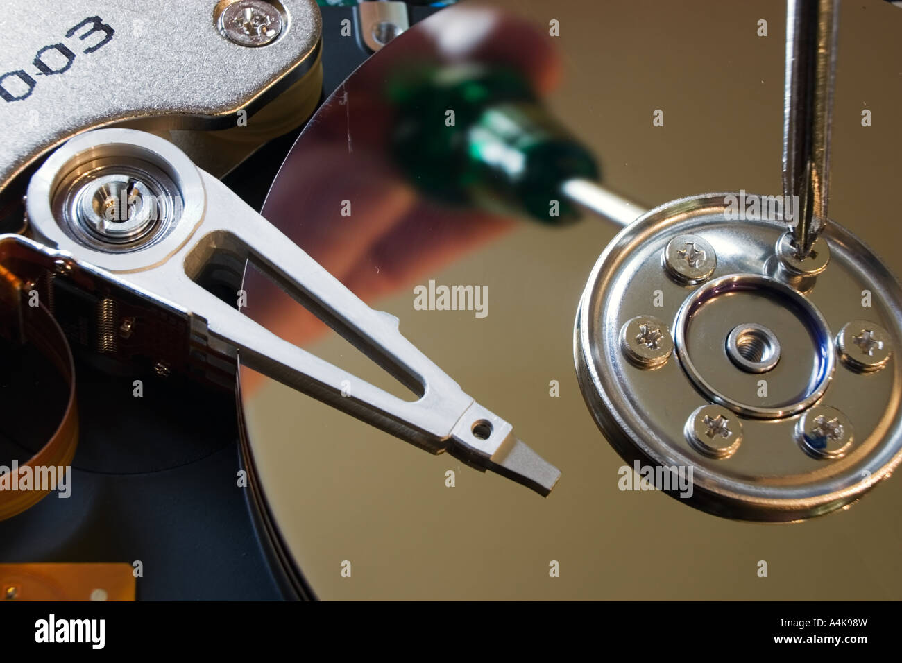 Innenansicht einer Computer-Festplatte, wie das Laufwerk abgebaut ist Stockfoto