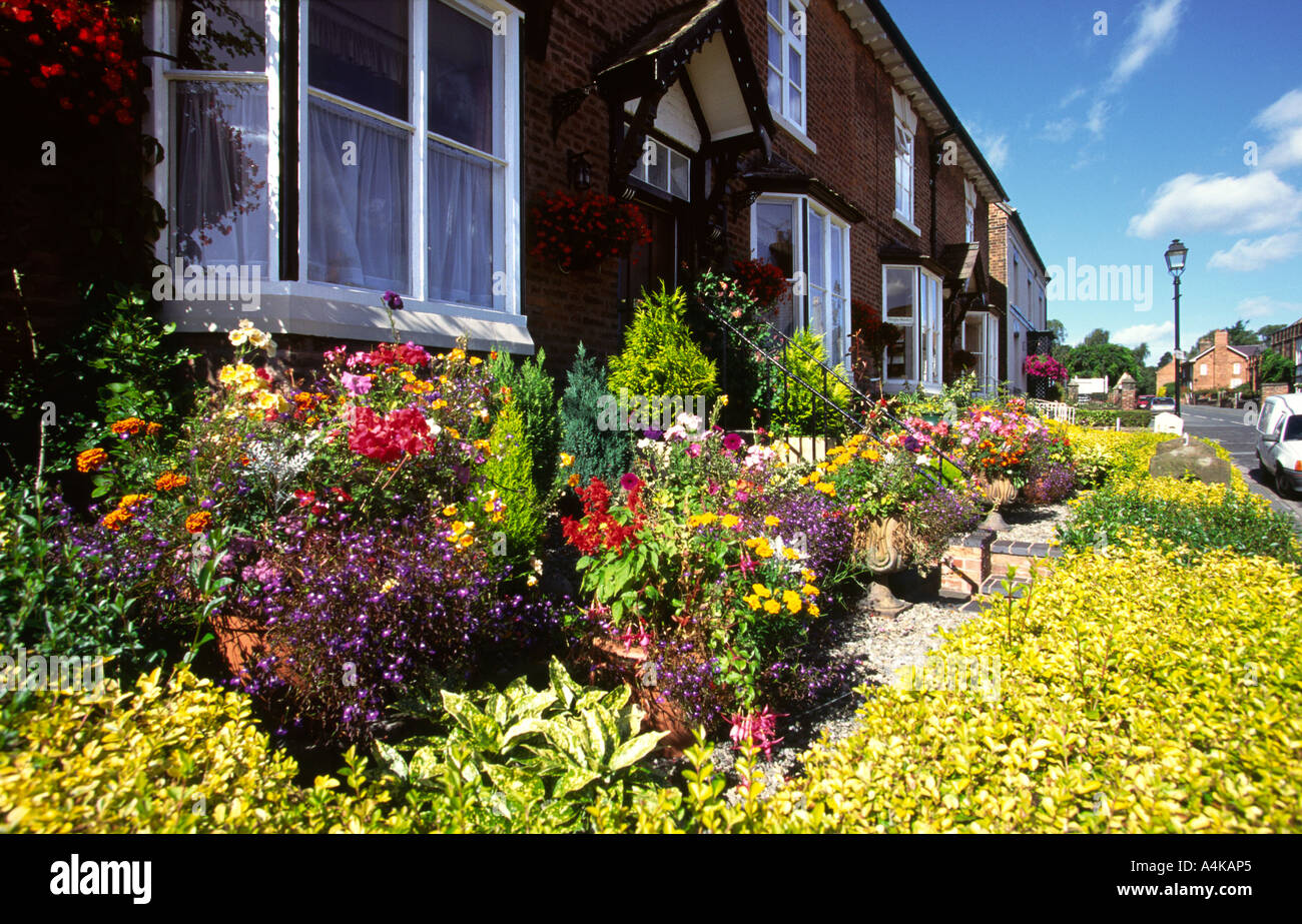 UK Cheshire Malpas Dorf gefüllt Blumengarten Stockfoto