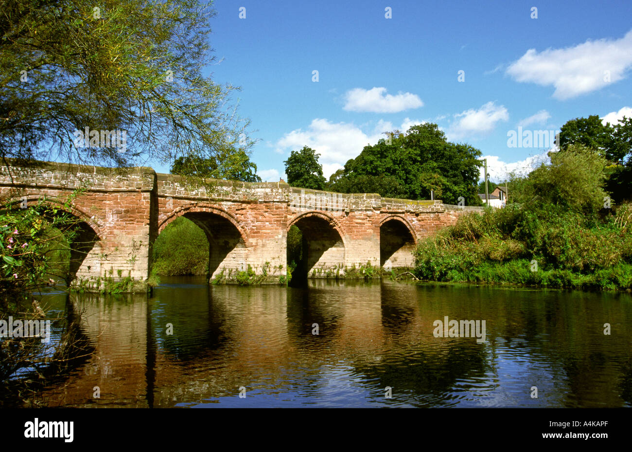 Cheshire Farndon attraktive alte Steinbrücke über den Fluss Dee Stockfoto