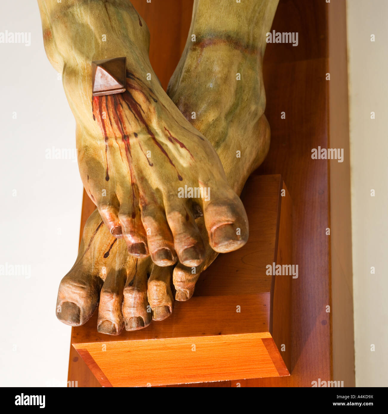 Jesus am Kreuz Kreuzigung Fuß Detail Stockfoto