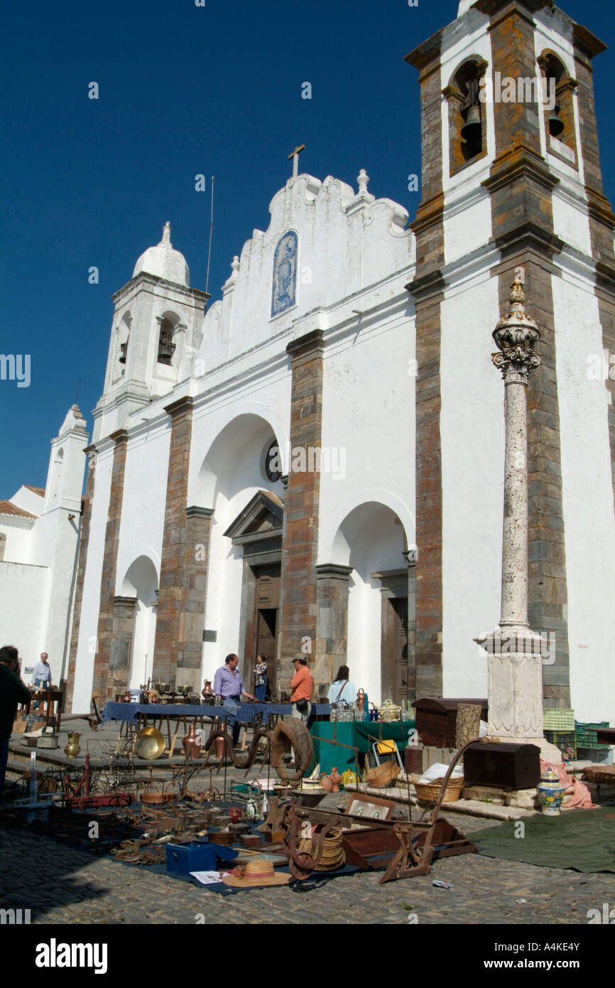 Antiquitätenmarkt vor der Kirche in einem kleinen Dorf des Alentejo, Portugal Stockfoto