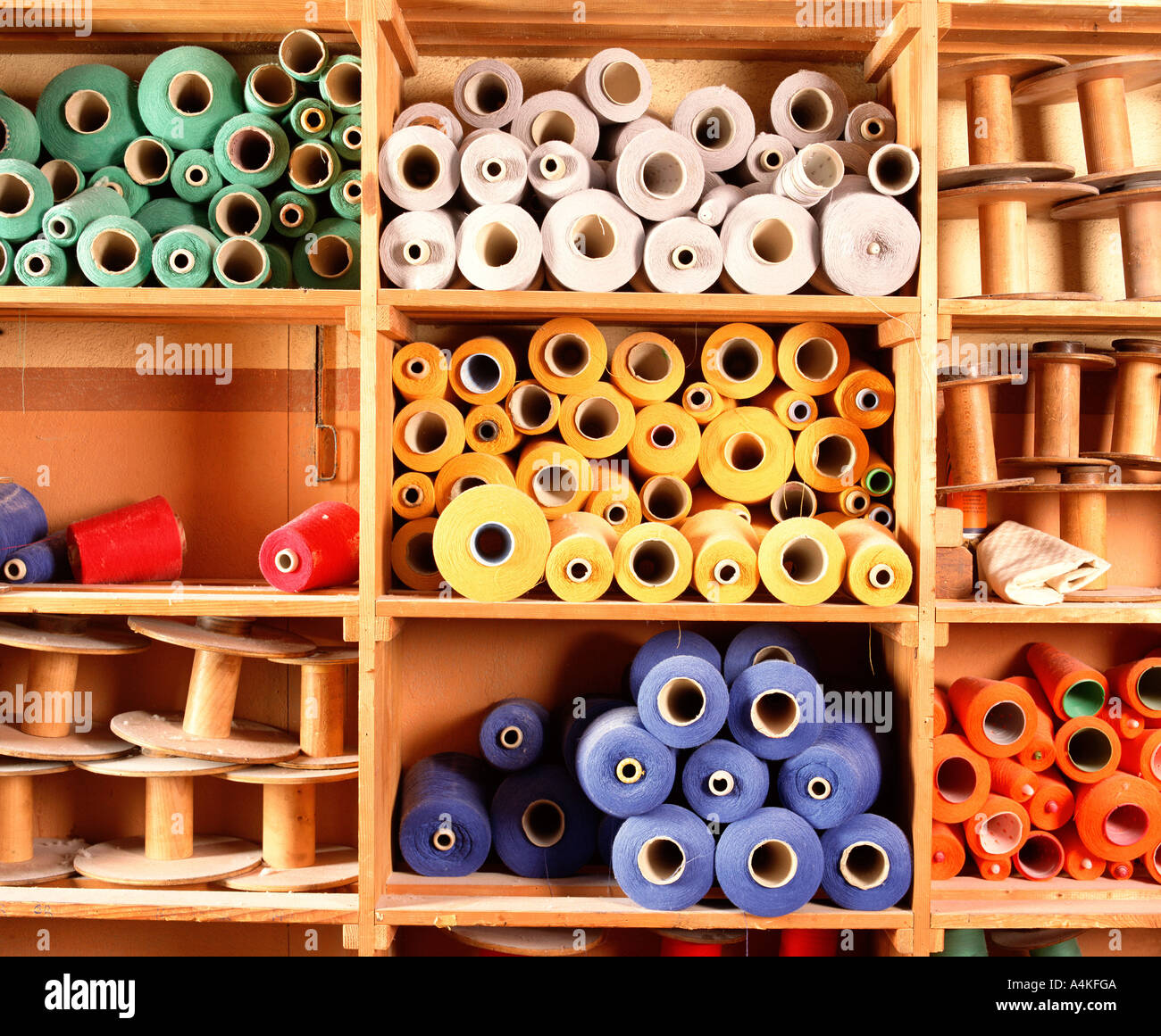 Spulen des Webens Thread in den Regalen Stockfoto