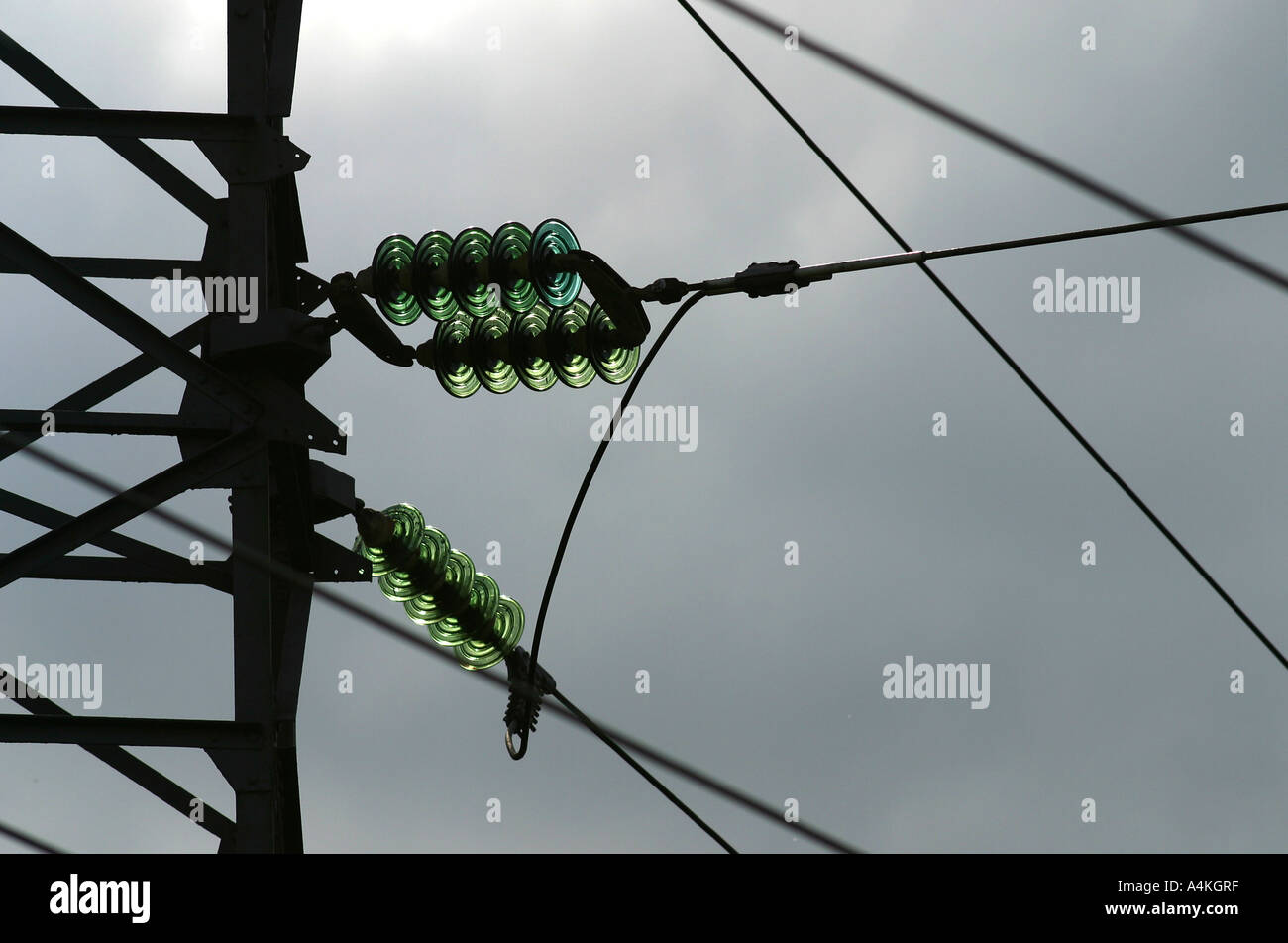 Elektrische Leitungen und Pylon, close-up Stockfoto