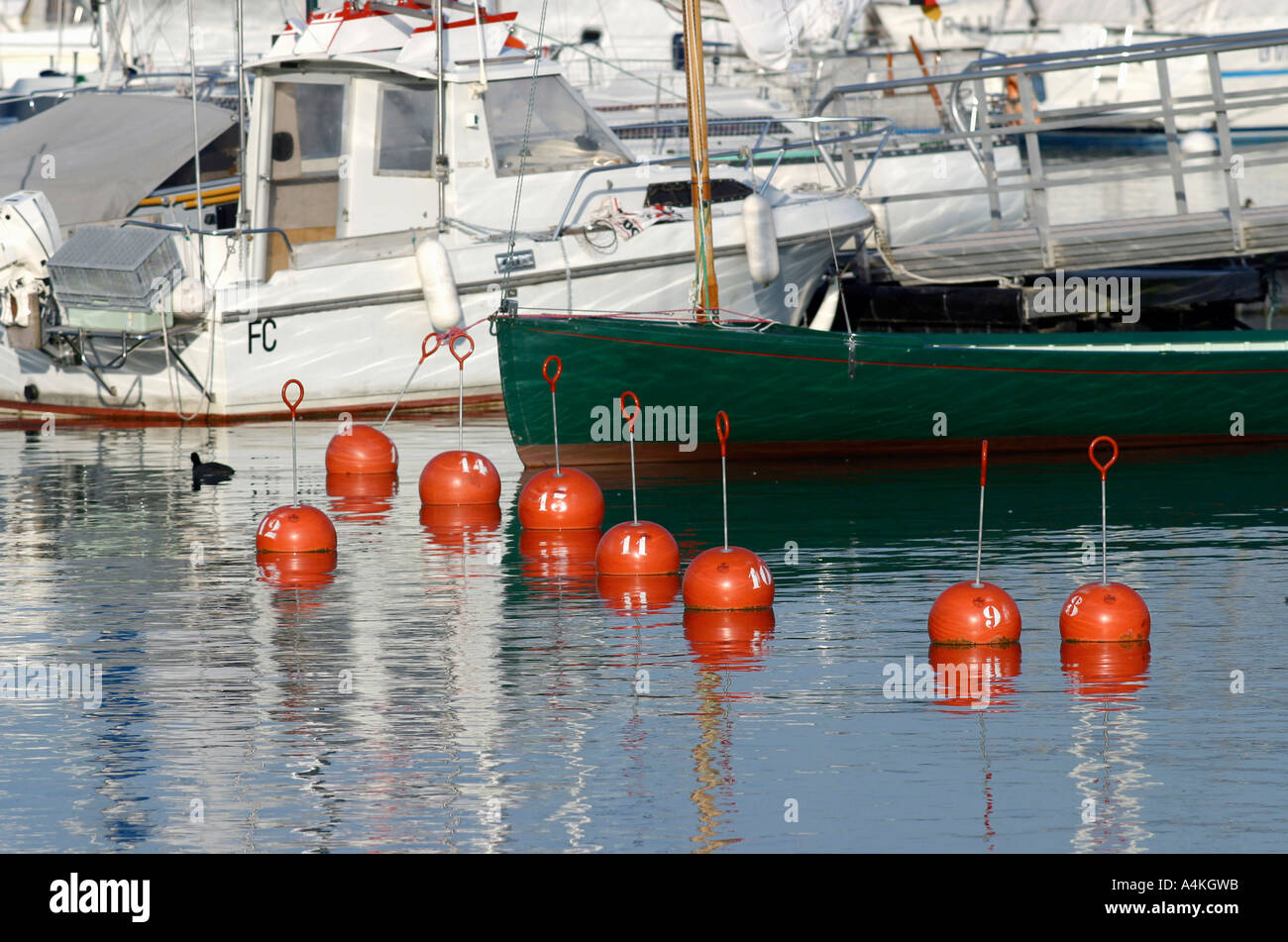 Festgemachten Boote und Bojen Stockfoto