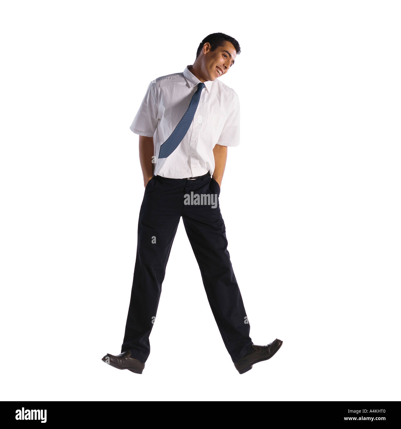 Mann springt mit Händen in den Taschen Stockfoto