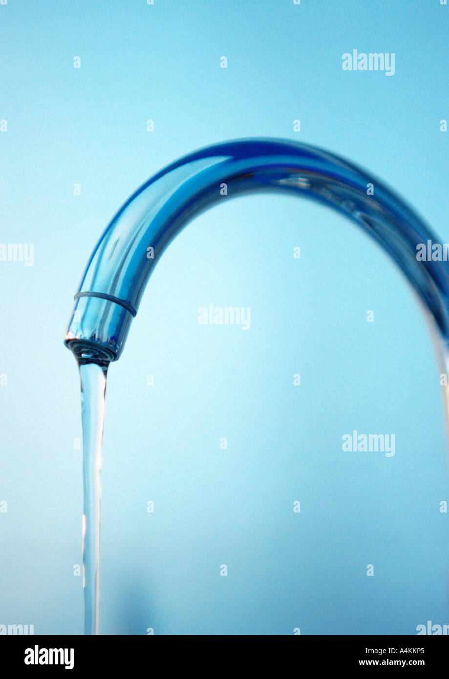 Wasserhahn mit fließendem Wasser, Nahaufnahme Stockfotografie - Alamy