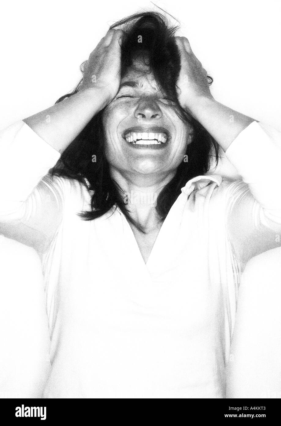 Frau mit Händen am Kopf, Augen geschlossen, portrait Stockfoto