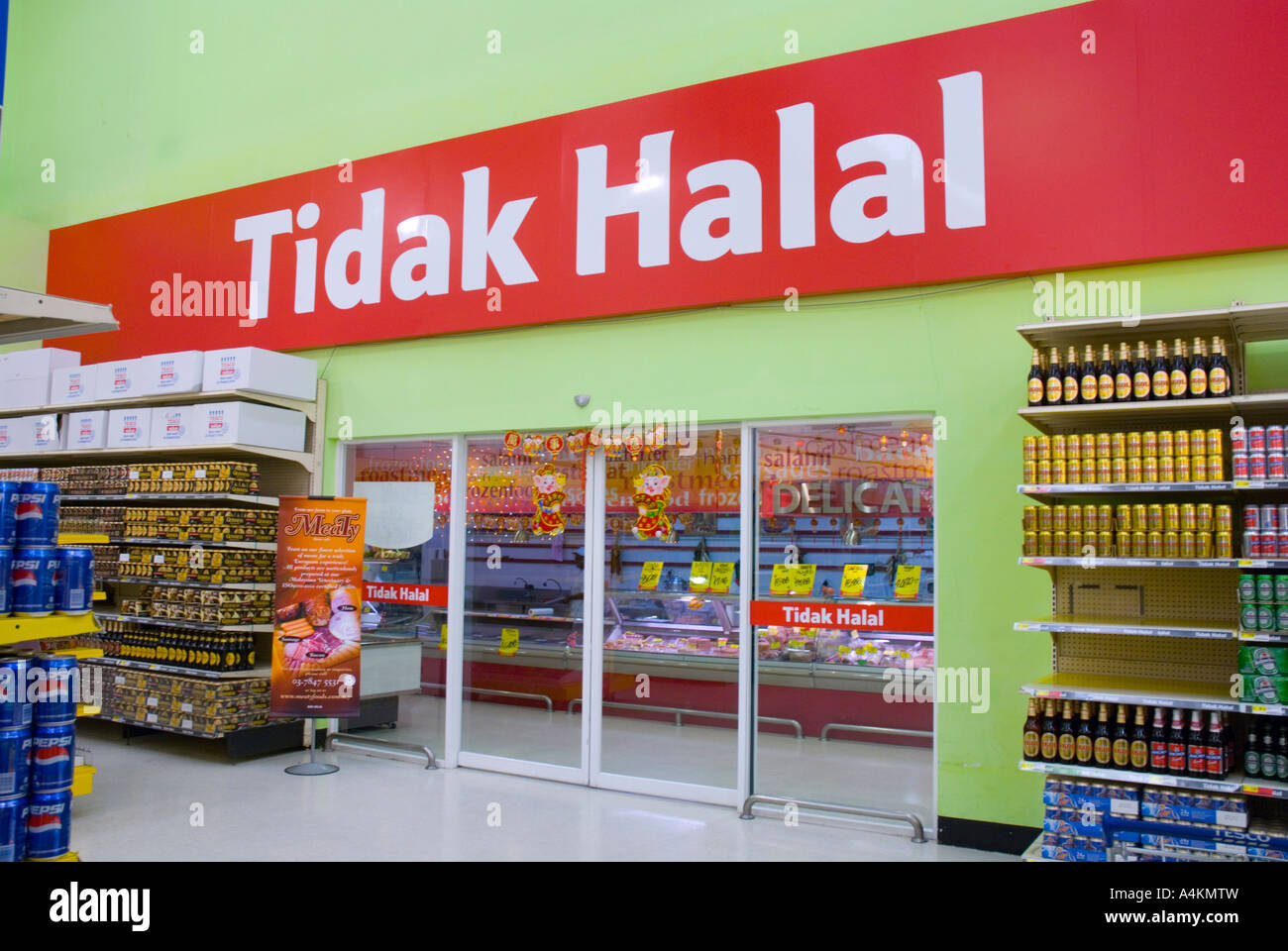 Der nicht-halale Abschnitt eines Tesco-Supermarktes in Kuala Lumpur, Malaysia Stockfoto
