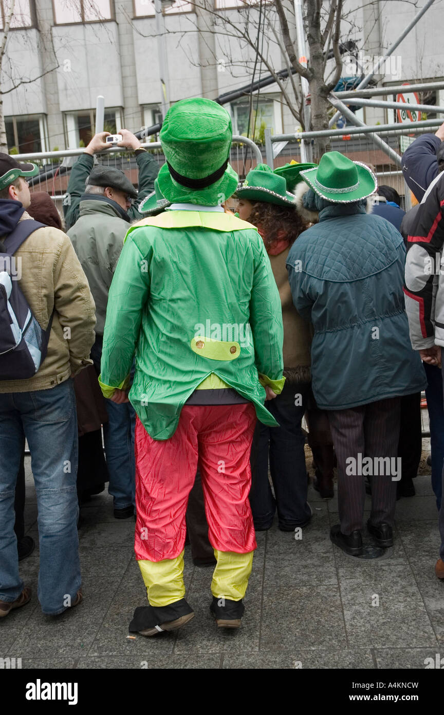 Zuschauer versuchen, einen guten Blick an der St. Patricks Day Parade in Dublin, Irland Stockfoto