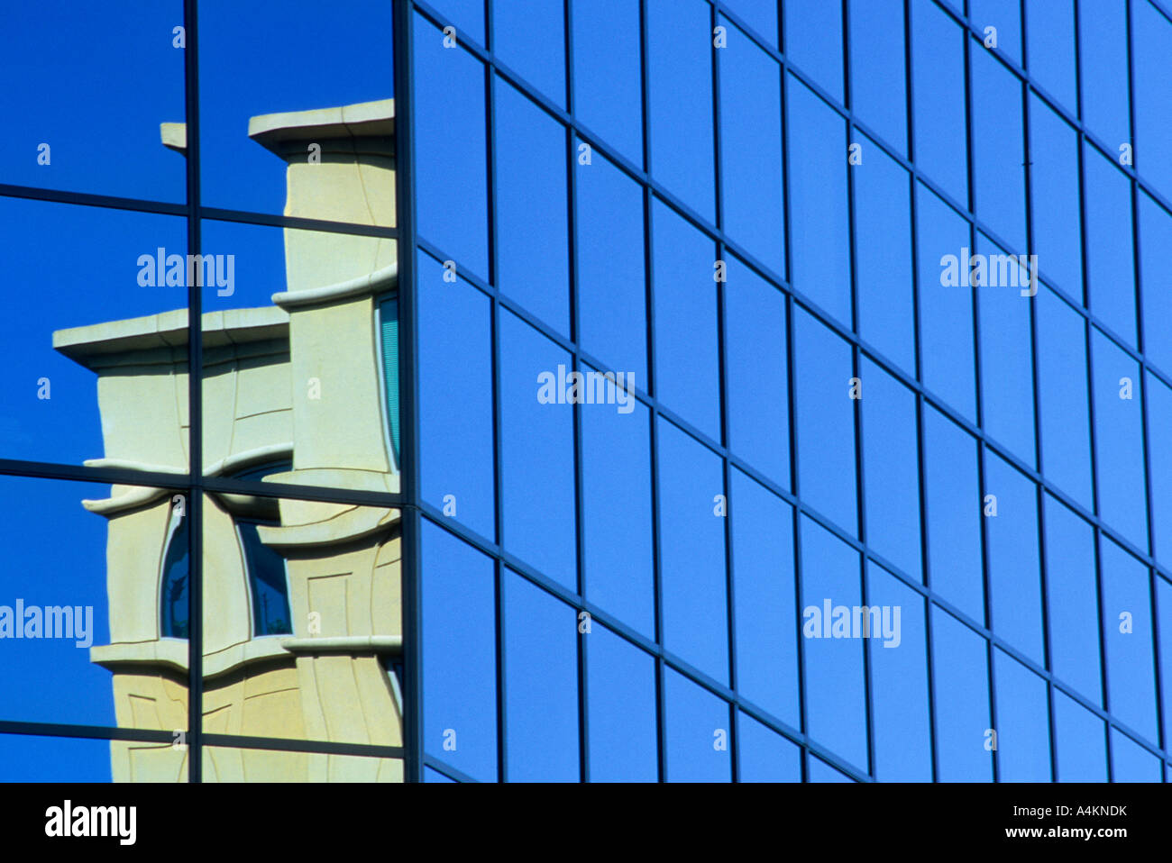 Reflexionen über ein Glasgebäude in Bellevue, Washington, USA Stockfoto