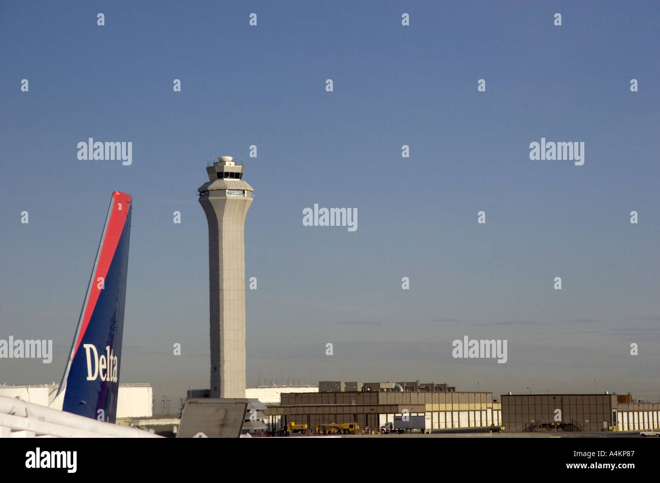 Air Traffic Control Tower und Delta Flugzeug an der Utah Salt Lake City International Airport Stockfoto