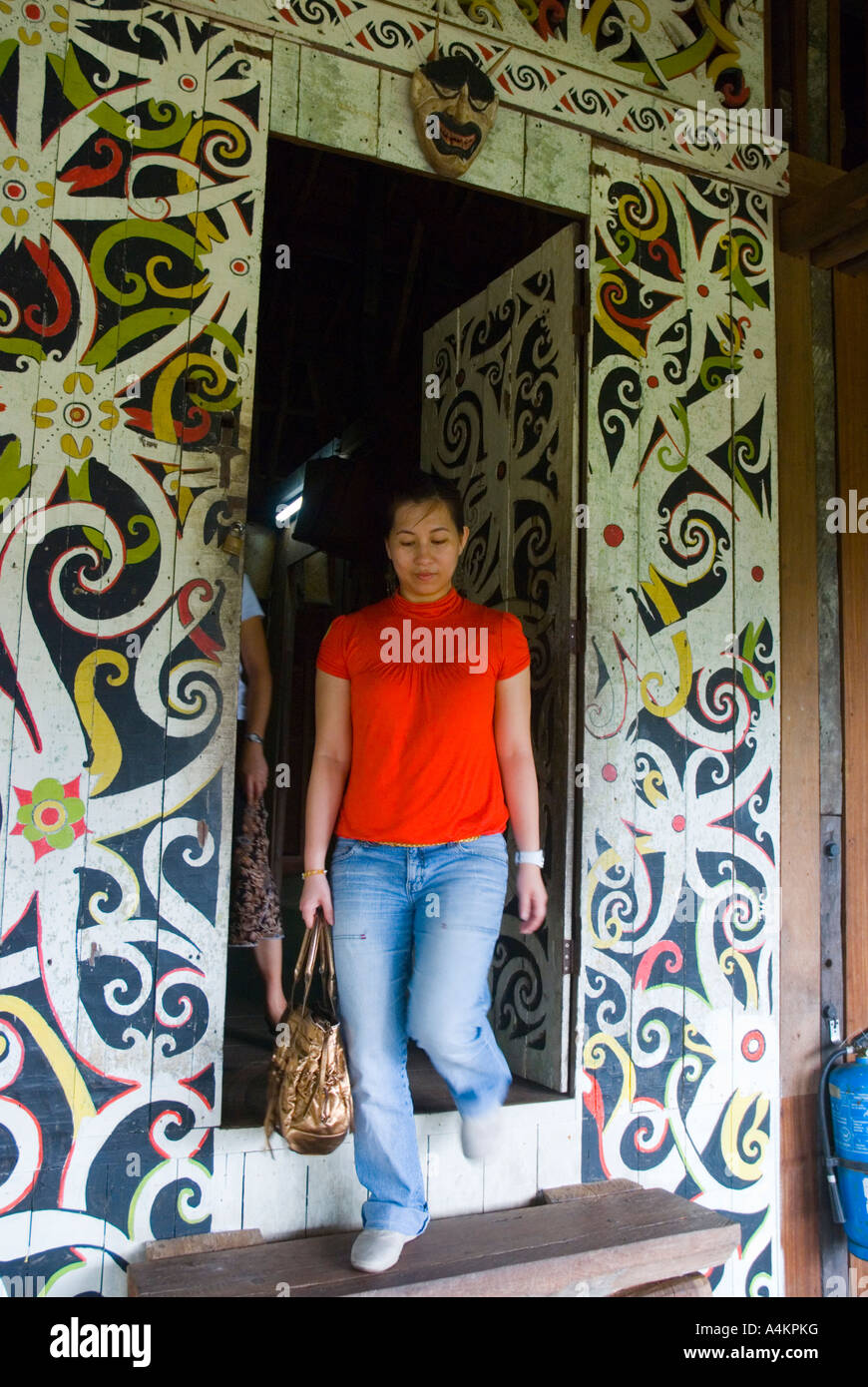 Verzierte Haustür eine Iban Long im Centre Culturel Sarawak Stockfoto