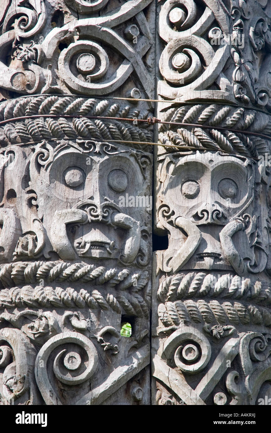 IBAN-Stil geschnitzten hölzernen Totempfählen in Kuching Sarawak Stockfoto