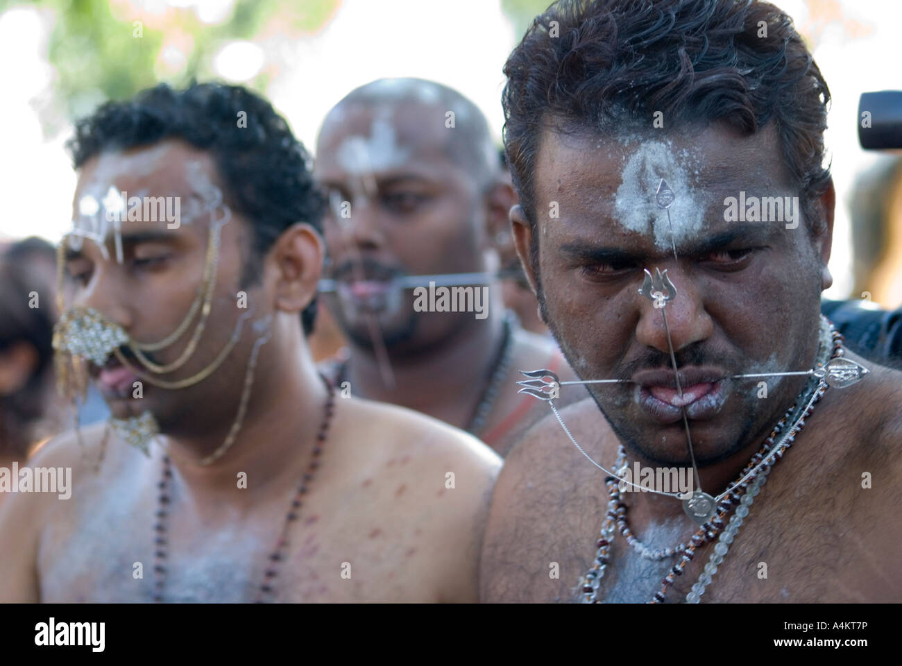 Malaysische Indianer feiern Thaipusam auf Georgetown Penang Island, Malaysia. Anhänger mit durchstochener Zunge und Gesicht Stockfoto