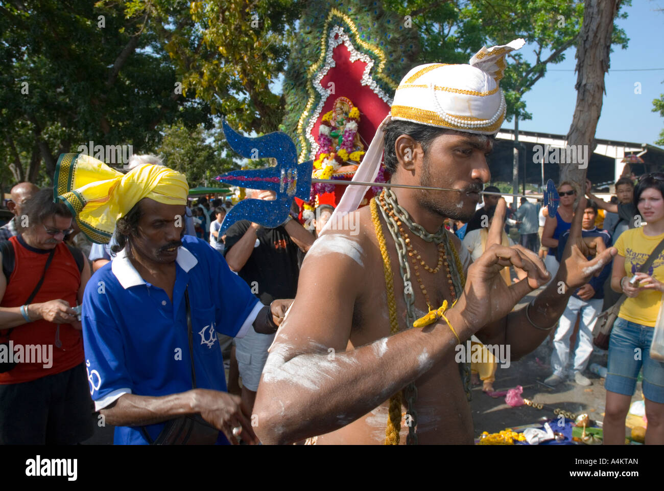 Die malaysischen Indianer feiern das Thaipusam-fest, das Lord Murugan in Georgetown Penang gewidmet ist, mit Haken, die durch ihre Haut gestochen werden Stockfoto