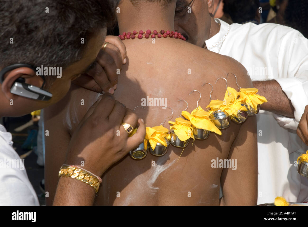 Malaysische Indianer feiern Thaipusam in Georgetown Penang mit Haken, die durch ihre Haut gestochen werden Stockfoto