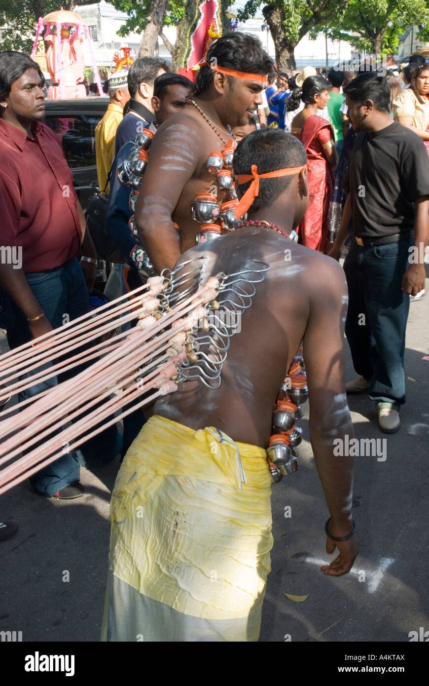 Malaysische Inder feiern Thaipusam in Georgetown Penang 1. Februar 2007 mit Haken durch die Haut durchbohrt Stockfoto