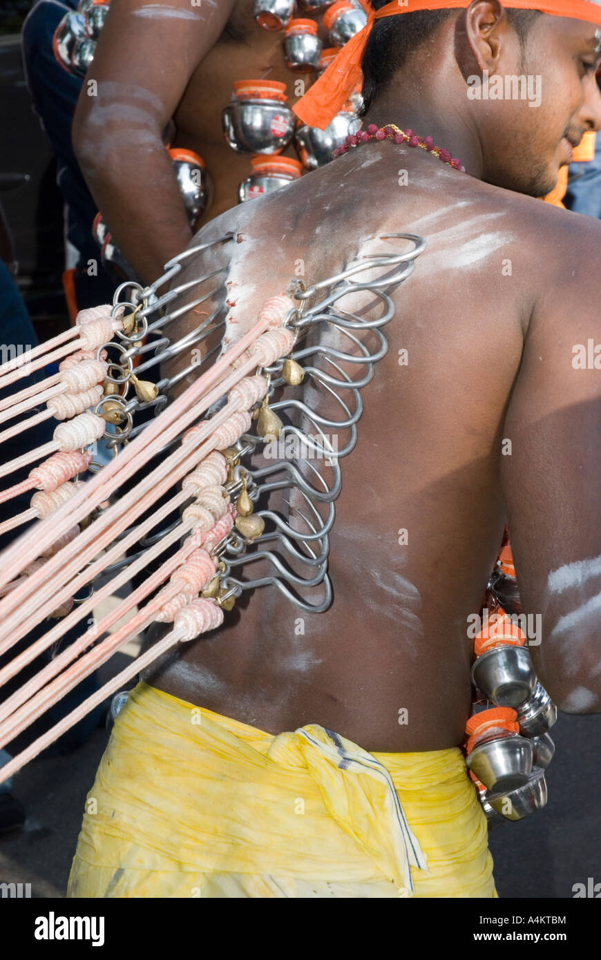 Die malaysischen Indianer feiern Thaipusam in Georgetown Penang, einem Festival der Buße, das Lord Murugan gewidmet ist, mit Haken, die durch ihre Haut gestochen werden Stockfoto