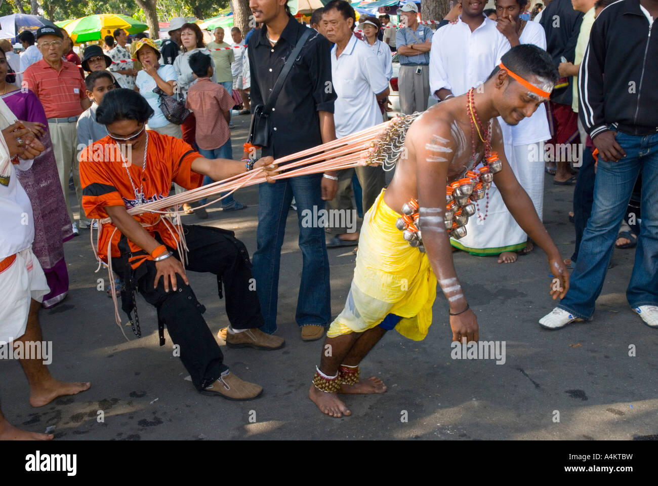 Malaysische Inder feiern Thaipusam in Georgetown Penang 1. Februar 2007 mit Haken durch die Haut durchbohrt Stockfoto