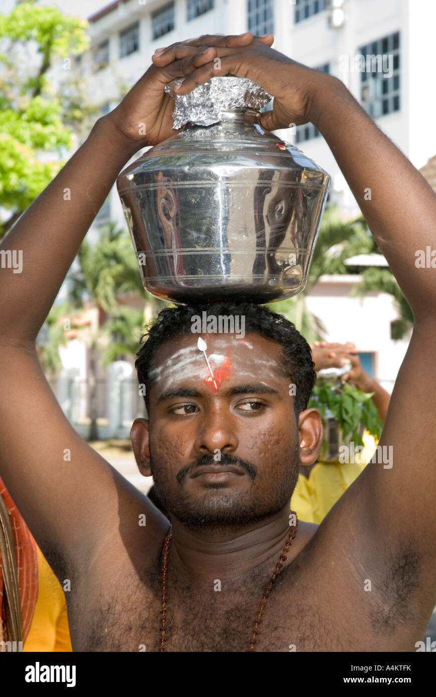 Anhänger des Lord Murugan tragen Töpfe mit Milch, während die malaysischen Indianer Thaipusam in Georgetown Penang feiern Stockfoto