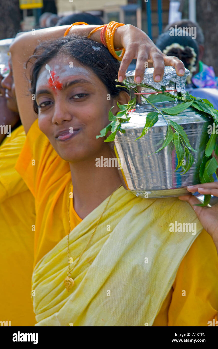 Anhänger des Lord Murugan tragen Töpfe mit Milch, während die malaysischen Indianer Thaipusam in Georgetown Penang feiern Stockfoto