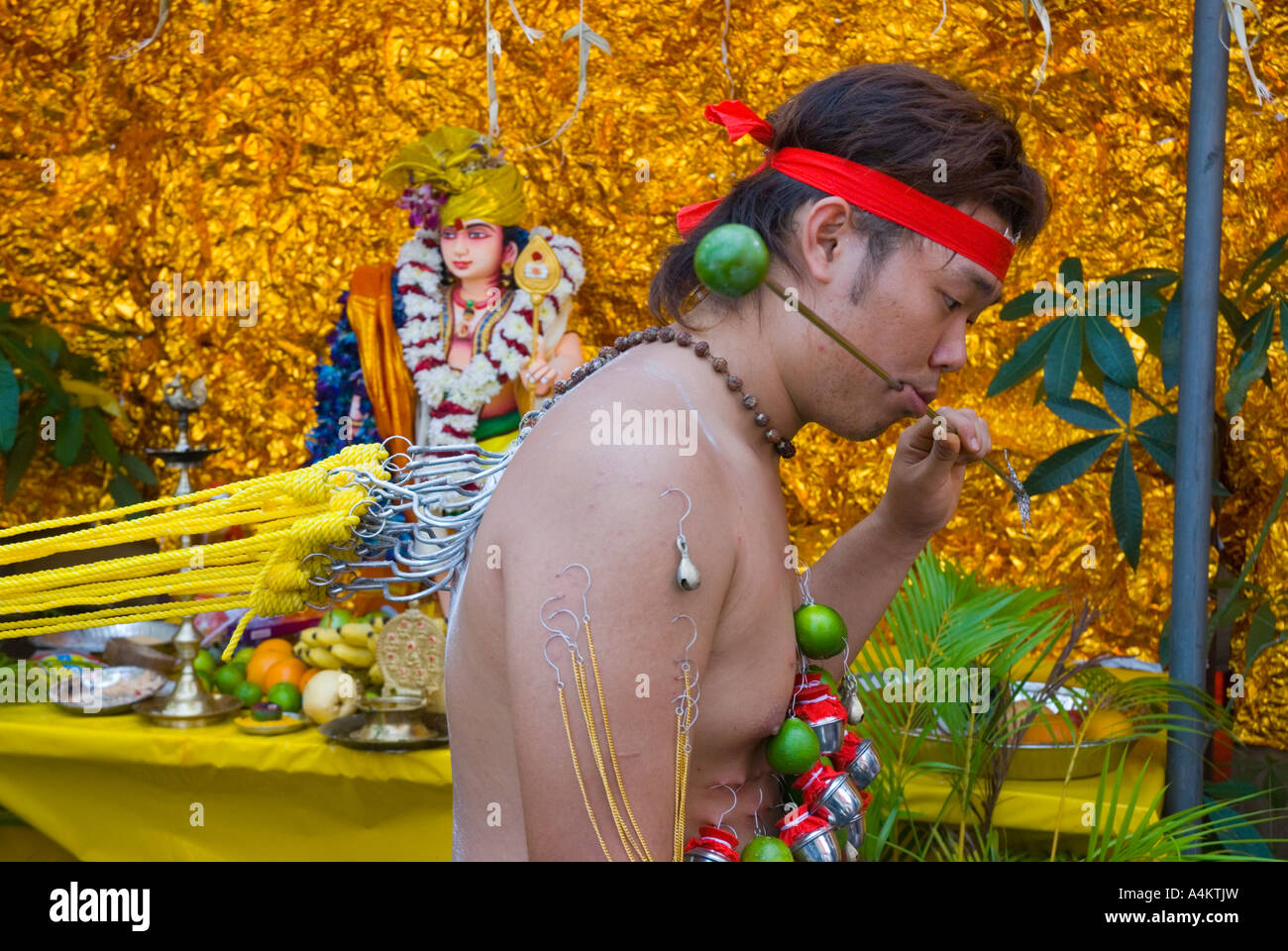 Ein chinesischer Teilnehmer an der Bußfeier von Thaipusam in Georgetown Penang Stockfoto