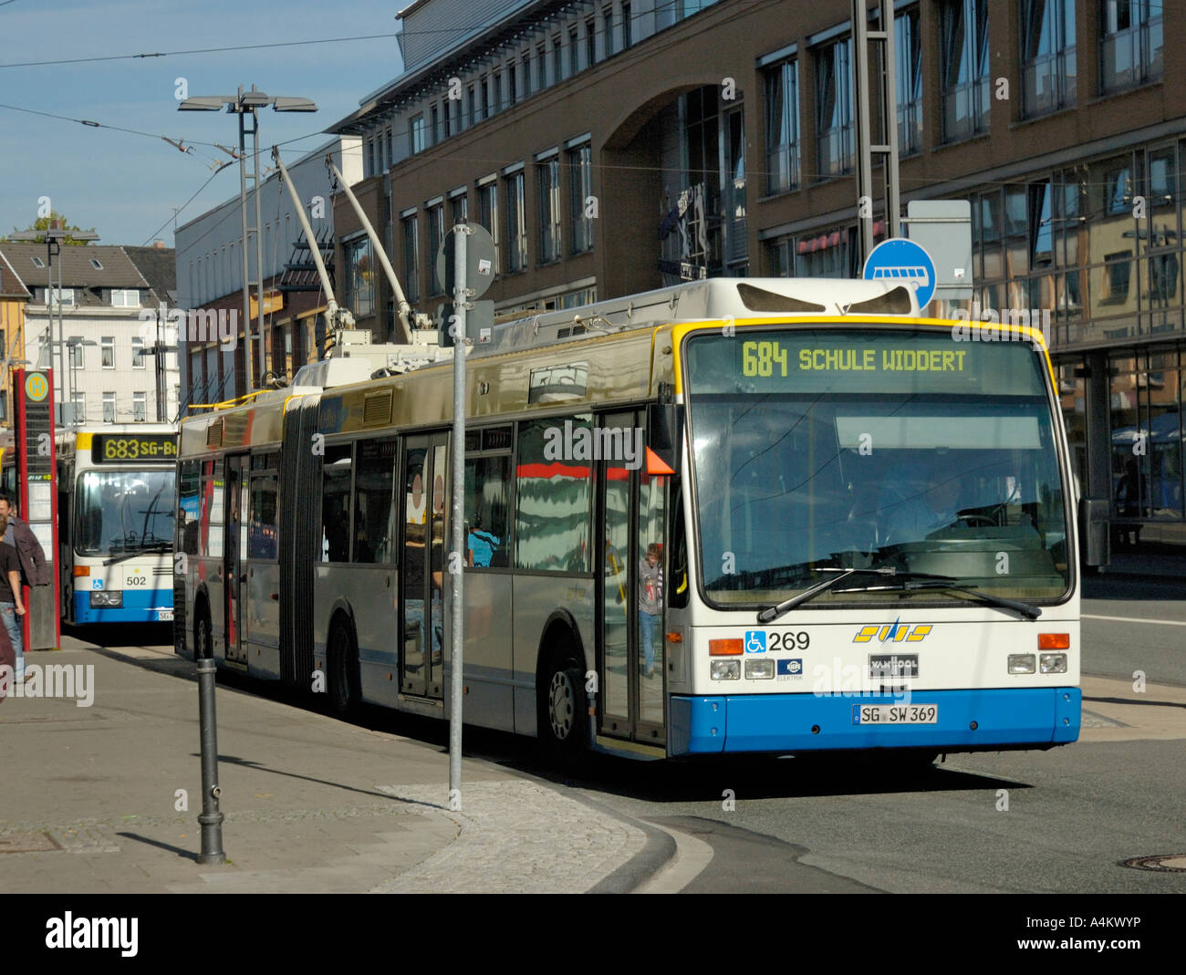 Bendy bus electric trolleybus Fotos und Bildmaterial in hoher