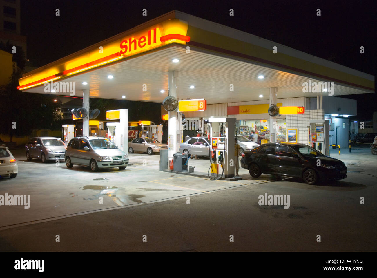 Eine Shell-Tankstelle in der Nacht in Johor Bahru Stockfoto