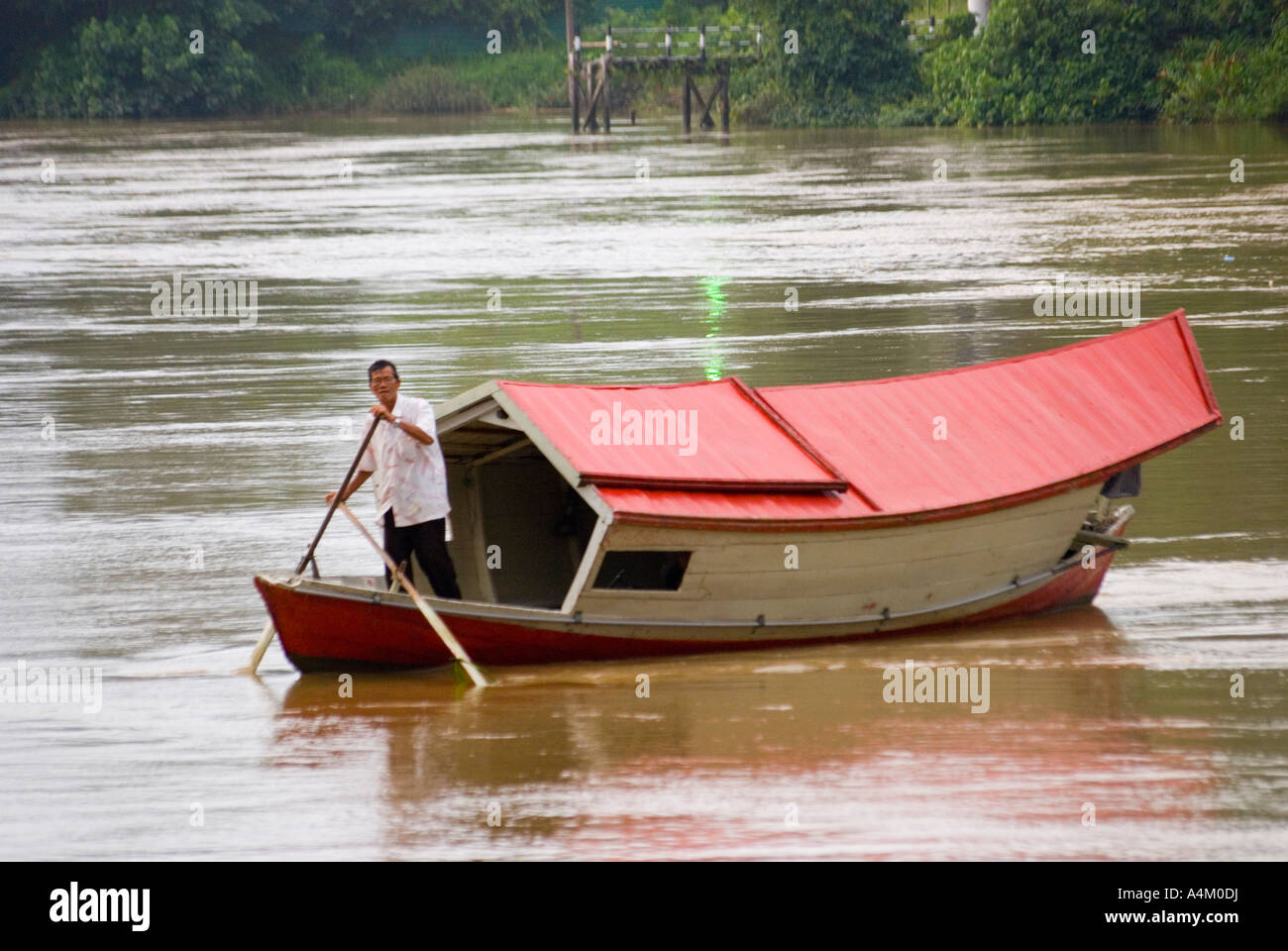 Kleines Kreuz River Fähre am Fluss Kuching in Sarawak Stockfoto